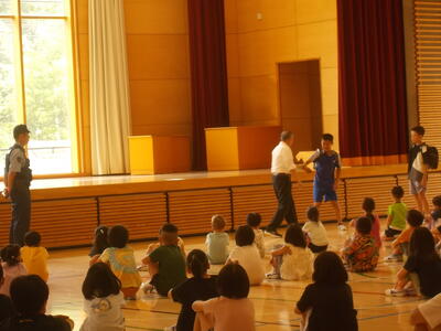 手をつかまれても、手を振りほどきます