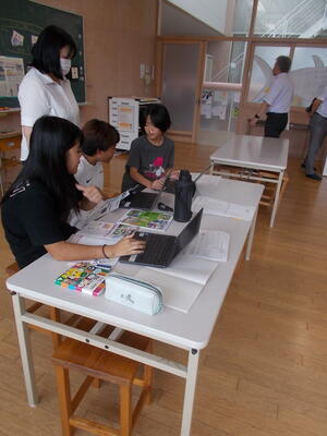 社会科；様々な資料を使いながら仲間と協働的な学習をしている場面