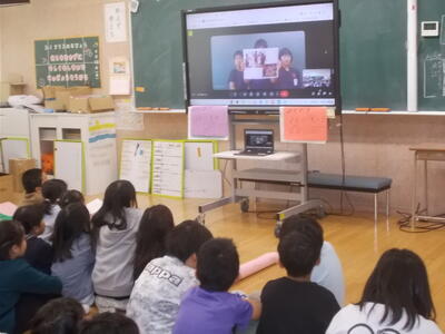 世論小の地域の説明を興味深そうに聞く水小の児童