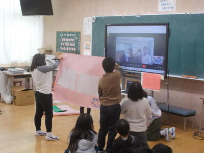 水上地区についての紹介をする水小生