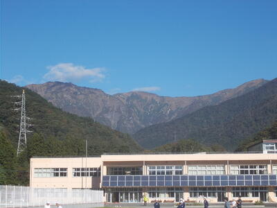 水上小の児童を見守っているかのような雄大な谷川岳