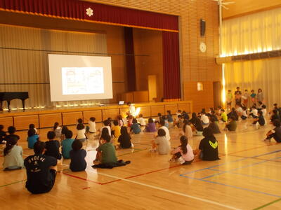 児童による青少年赤十字についての説明